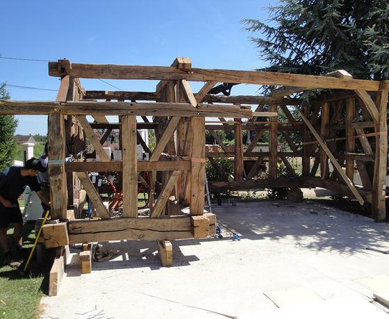 Abri de piscine en pan de bois