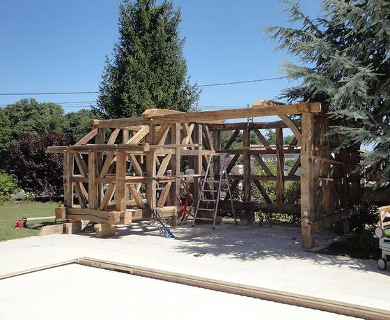 Abri de piscine en pan de bois