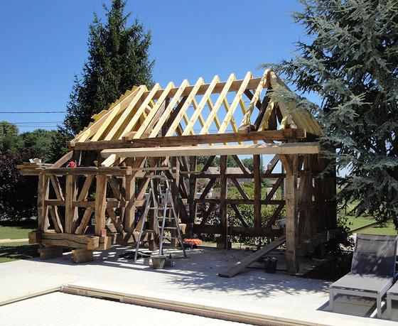 Abri de piscine en pan de bois