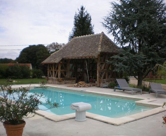 Abri de piscine en pan de bois