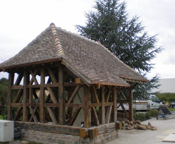 Abri de piscine en pan de bois